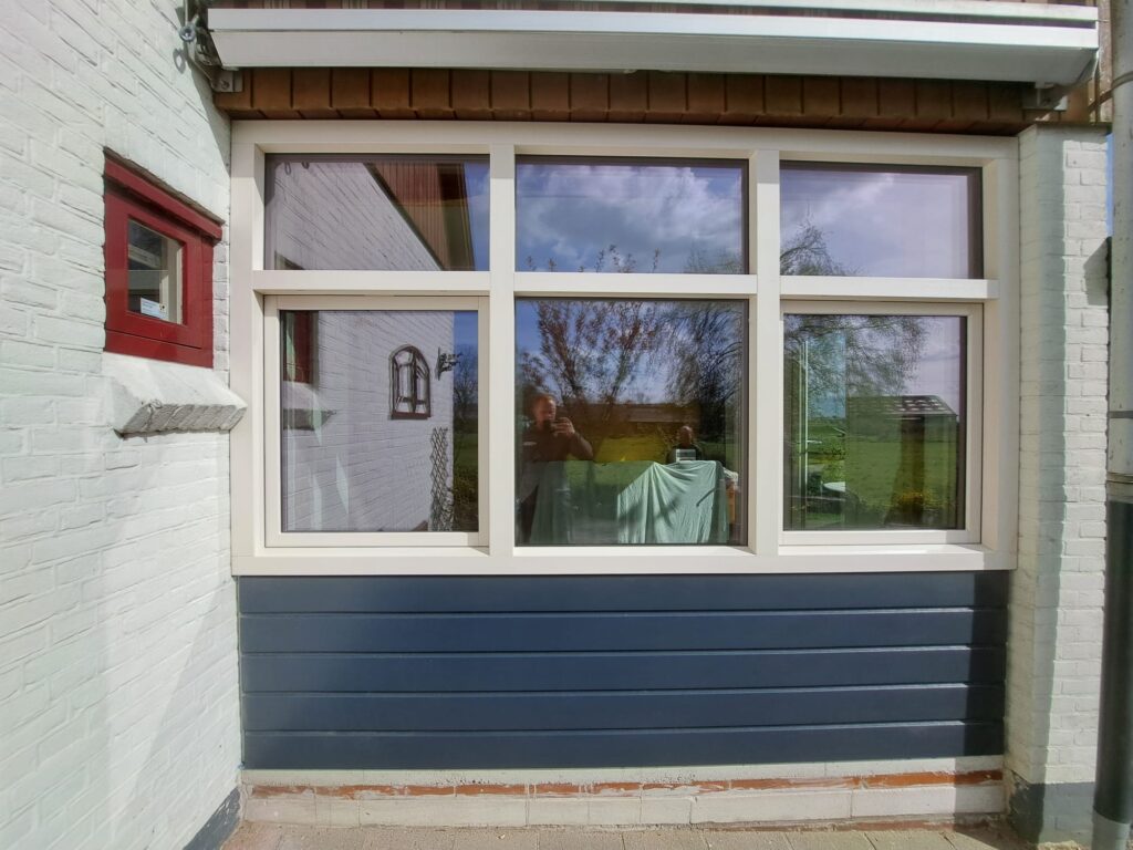 Binnenkant van oude houten kozijnen bij een woning in Wijdewormer. Sk aannemers hebben nieuwe kunststof kozijnen geplaatst voor deze woning.