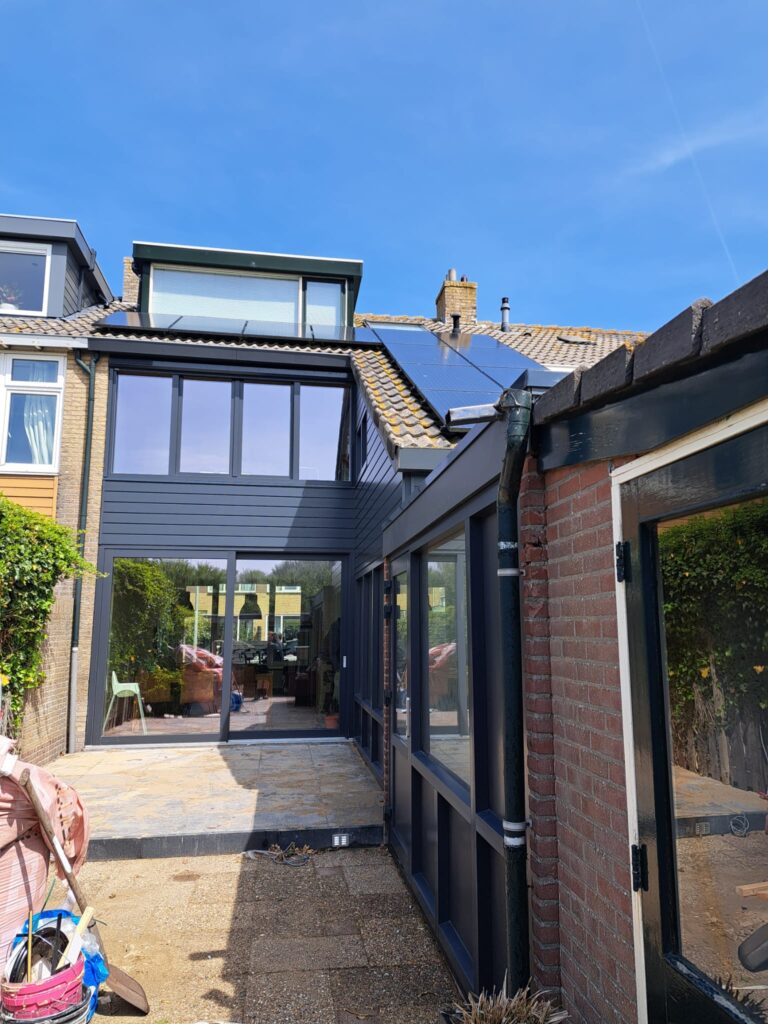 kozijnen en gevenbekleding vervangen in Petten, Noord-Holland door SK aannemers. before foto