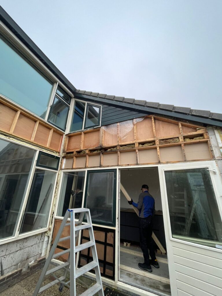 kozijnen en gevenbekleding vervangen in Petten, Noord-Holland door SK aannemers. before foto